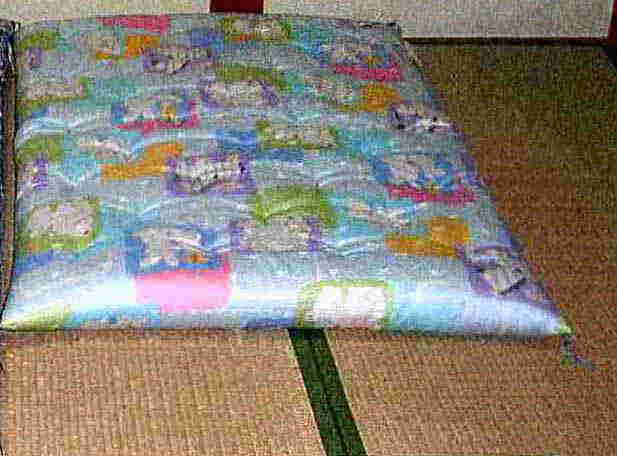 ベビーサイズ　手作り敷布団　子供が寝ていて、うつ伏せ寝になった時にも配慮した、安全性の高い製品に　仕上がっています。